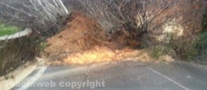 La strada Ronciglionese invasa da una frana - Foto di un lettore