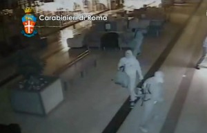 La banda vestita con tute bianche in azione