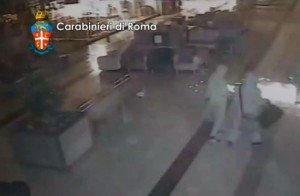 La banda vestita con tute bianche in azione