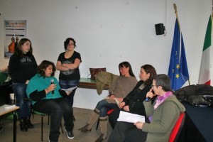 Un momento dell'incontro tre gli studenti del liceo artistico e le artigiane 