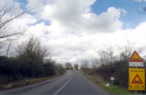Il cartello che annuncia la "strada dissestata"