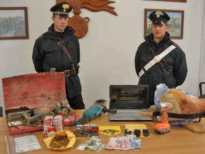Il materiale sequestrato dai carabinieri 