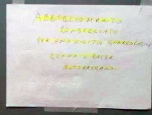 Il cartello attaccato in un ambulatorio di ginecologia a Gallipoli