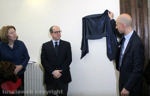 Il rettore Ruggieri scopre la targa alla presenza del prefetto Scolamiero e del parlamentare De Carlo