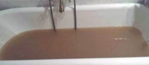 Fango dai rubinetti a Sutri