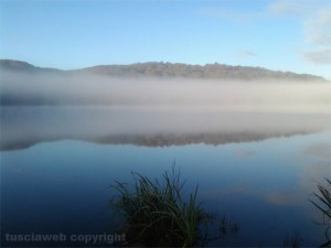 Il monte che si riflette sul lago di Mezzano e si fonde con la nebbia