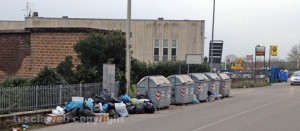 I sacchi fuuori dai cassonetti in via Duilio Mainella al Poggino