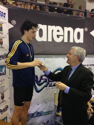 Il sindaco premia un atleta 