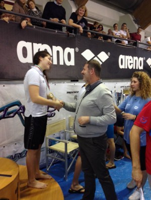Ubertini premia un atleta 