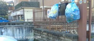 La plastica e i cartoni abbandonata davanti ai portoni