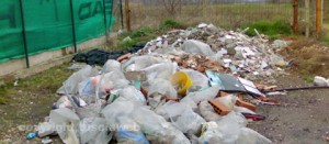 La discarica in fondo alla strada del Tennis club