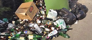 Una delle isole ecologiche trasformate in discariche