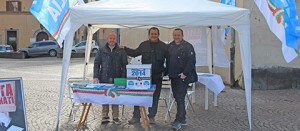 Luigi Buzzi, Paolo Bozzi e Gianluca Grancini allo stand delle primarie di Fratelli d'Italia