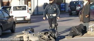 Doppio incidente a piazzale Gramsci - Un centauro a terra