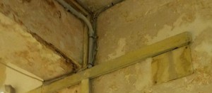 Il soffitto intriso d'acqua dell'Itc Besta 