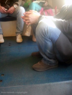 Il vagone senza poltrone del treno Viterbo - Roma