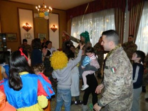 I bambini alla festa di Carnevale con gli allievi marescialli