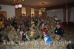 I bambini alla festa di Carnevale con gli allievi marescialli