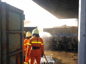 La protezione civile al lavoro per domare l'incendio