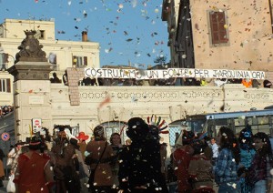 Lo striscione del comitato per la mobilità di Tarquinia