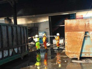 La protezione civile al lavoro per domare l'incendio
