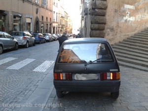 Una macchina parcheggiata di fronte alla scalinata di via Cavour