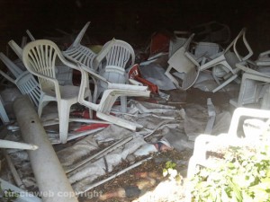 La discarica all'interno di una grotta della necropoli etrusca