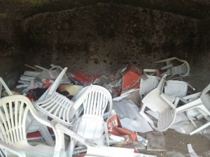 La discarica all'interno di una grotta della necropoli etrusca