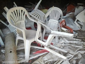 La discarica all'interno di una grotta della necropoli etrusca