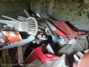 La discarica all'interno di una grotta della necropoli etrusca