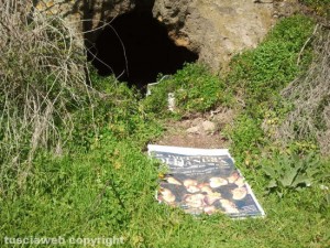 L'entrata della grotta-discarica