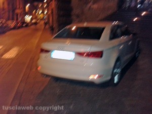 Una macchina parcheggiata di fronte alla scalinata di via Cavour