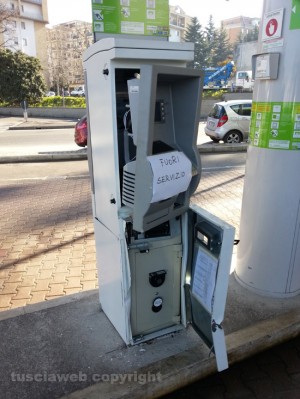 Viterbo - La colonnina del distributore in via della Palazzina