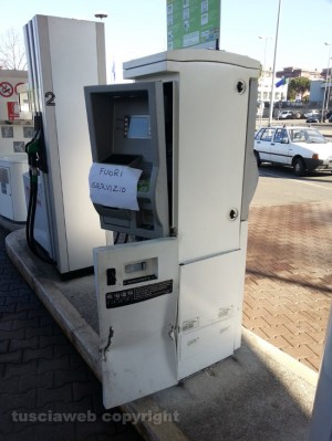 Viterbo - La colonnina del distributore in via della Palazzina
