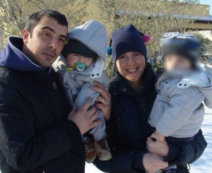 Il babbo Filippo e la mamma Valentina col piccolo Leonardo Sonno