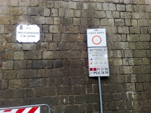 I cartelli per la zt a Pianoscarano
