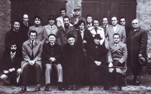 Alceste Grandori (1970-ca) con Zeffirino Bentivoglio alla sua destra e un gruppo di amici