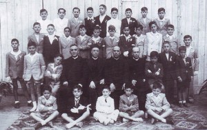 Alceste Grandori- Prima comunione con don Serafino Pierotti, don Pietro Schiena e don Pietro Innocenti