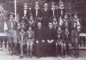 Alceste Grandori con i primi scout viterbesi