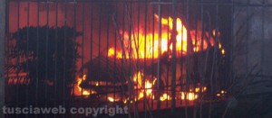 L'auto in fiamme a Capranica