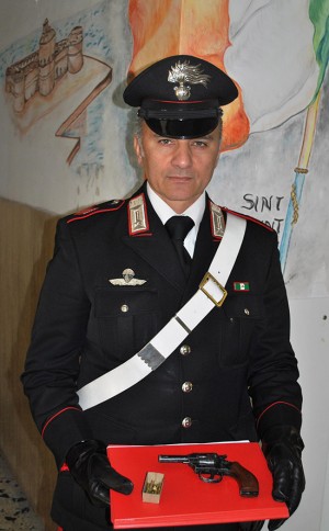 La pistola "contraffatta" sequestrata dai carabinieri