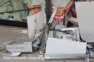 La filiale sventra di giorno con i vigili del fuoco al lavoro