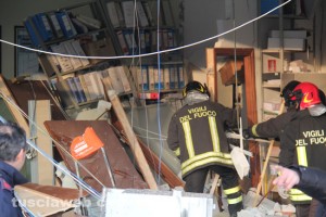 La filiale sventra di giorno con i vigili del fuoco al lavoro