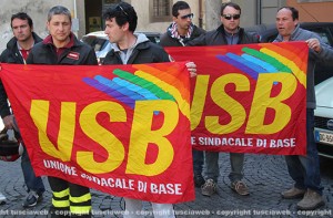 La protesta del sindacato Usb dei vigili del fuoco sotto la Prefettura