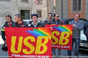 La protesta del sindacato Usb dei vigili del fuoco sotto la Prefettura