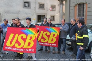 La protesta del sindacato Usb dei vigili del fuoco sotto la Prefettura