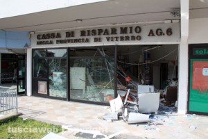 La filiale della Carivit sventrata dall'esplosione della scorsa notte