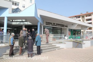 La filiale della Carivit sventrata