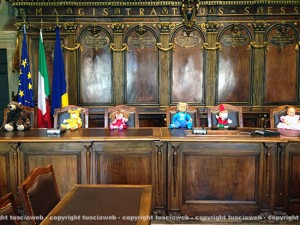 Le bambole sui banchi della giunta