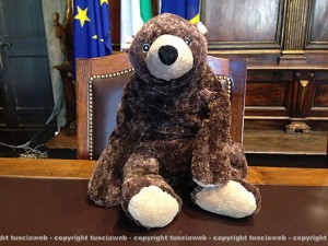 Il pupazzo al posto dell'assessore Ricci